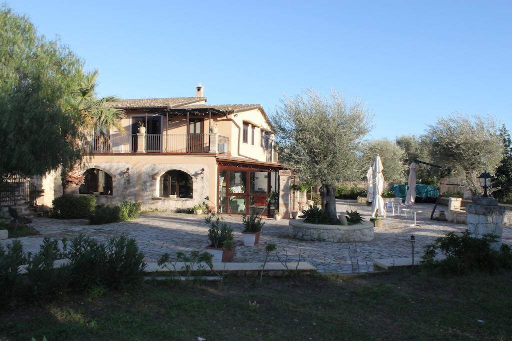 B&B Casale Siciliano Di Miryam Tiralongo Авола Екстериор снимка